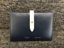 宅配買取センターにて、セリーヌ(Celine)のネイビー　ストラップミディアムマルチファンクション　箱付きを買取致しました！状態は傷などなく非常に良い状態のお品物です。