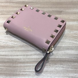 ヴァレンティノのロックスタッズコンパクトウォレットの買取実績です。