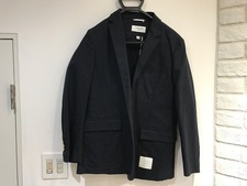 トムブラウン(Thom Browne)の通常使用感のあるネイビーのコートをお買取いたしました。状態は通常使用感のあるお品物です。