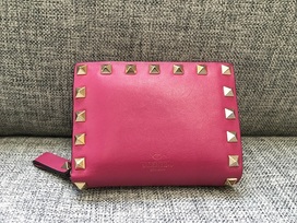 ヴァレンティノのロックスタッズ　コンパクトウォレットの買取実績です。