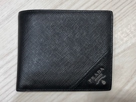 プラダの黒　サフィアーノ　二つ折り財布の買取実績です。
