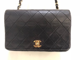 シャネルの紫　1番台　チェーンショルダーバッグの買取実績です。