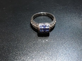 美しいグラデーションサファイアの指輪を新宿店でお買取りいたしました。