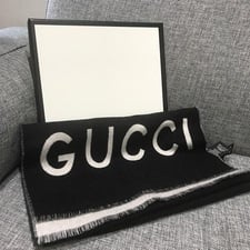 新宿店でグッチ（GUCCI）のロゴ×ウルフのマフラーをお買取させていただきました。状態は未使用品でございます。