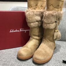 新宿店でフェラガモ（Ferragamo）の新品ハラコ×ムートンブーツをお買取させていただきました。状態は未使用品でございます。