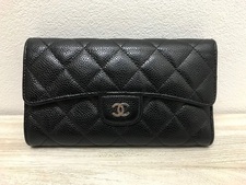 浜松鴨江店にて、シャネル(CHANEL)のご使用感の強い、黒　マトラッセ　19番台　3つ折り財布　現品のみを買取致しました。状態は目立つ傷や汚れがあるお品物です。