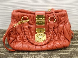 ミュウミュウのマテラッセ 2WAY ハンドバッグの買取実績です。