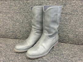 シャネルの11A　グレー　ミドルブーツの買取実績です。