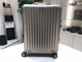 リモワのシャンパンゴールド 32L マルチホイール キャリーケースの買取実績です。