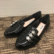 銀座本店でミュウミュウ（miumiu）のビジュー付きフラットシューズをお買取させていただきました。状態は傷などなく綺麗なお品物でございます。