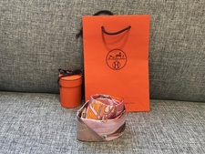 エルメス(HERMES)の新品のツイリーをお買取いたしました。新宿三丁目です。状態は新品同様のお品物です