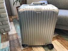 リモワ(RIMOWA)の通常使用感のあるトパーズをお買取いたしました。新宿三丁目です。状態は通常使用感のあるお品物です。