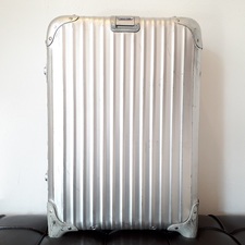 リモワのボロボロの旧型トパーズスーツケース買取ました。港区のブランド品買取リユースショップ「エコスタイル広尾店」状態は凹み、キズなど使用感のある状態