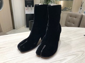 メゾンマルジェラの黒　ベルベット　足袋ブーツ　レディースの買取実績です。