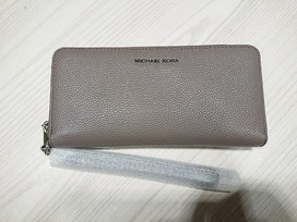 マイケルコースのストラップ付 ラウンドファスナー長財布の買取実績です。