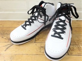 ナイキの395709　白×赤　エアジョーダン2　レトロ　スニーカーの買取実績です。