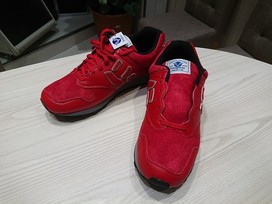 にゅバランスの赤 にゅスニーカーの買取実績です。