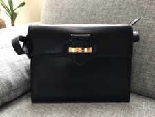 サルヴァトーレフェラガモ(Salvatore Ferragamo)の使用感の強いヴィンテージショルダーバッグを買取いたしました。新宿三丁目店です。状態は使用感の強いお品物です。