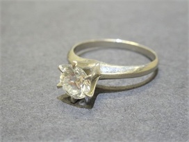 ダイヤモンドのPt900 4.7g 1.01ct VSダイヤリングの買取実績です。