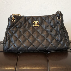 シャネルの14番台　ブラック　ラムスキンチェーントートバッグの買取実績です。