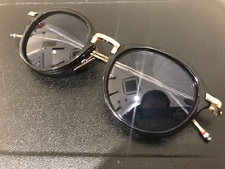 エコスタイル渋谷店では、トムブラウン（THOM BROWNE）のサングラスを買取ました。状態は目立つ傷が多数ございます。