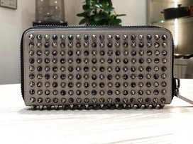 クリスチャンルブタンのグレー　スパイク　ラウンドファスナー　長財布の買取実績です。