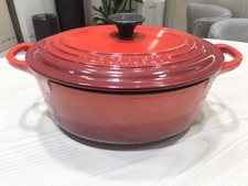 渋谷店でストウブ(staub)のココットオーバル鍋を買取ました。状態は目立つ傷汚れはございません。