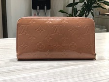 渋谷店では、ルイヴィトン（LOUIS VUITTON）のジッピーウォレットを買取ました。状態は日焼けによる変色、汚れが付着しています。