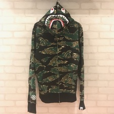 銀座本店でアベイシングエイプ（A BATHING APE）のカモフラ×シャークパーカーをお買取させていただきました。状態は表身頃に若干擦れがあるお品物です。