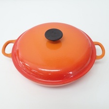 銀座本店でルクルーゼ（LE CREUSET）のビュッフェ キャセロール 26cmをお買取させていただきました。状態は内側は非常に綺麗な状態ですが、外側の底に傷があるお品物でございます。