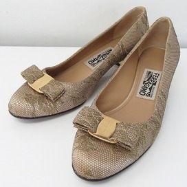 フェラガモのヴァラ 総レース パンプスの買取実績です。