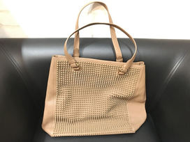 クリスチャンルブタンのベージュ　スタッズトートバッグの買取実績です。