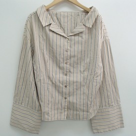アドーアの18SS 531-8110410 コンパクトストライプ後ろレースアップブラウスの買取実績です。