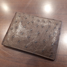 グッチの30年以上前の古いオーストリッチ二つ折り財布を買取。東京都港区のブランドリサイクルショップ「広尾店」状態は通常使用感のある中古品