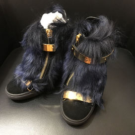 ジュゼッペザノッティのメタルプレートファー付ブーティーの買取実績です。