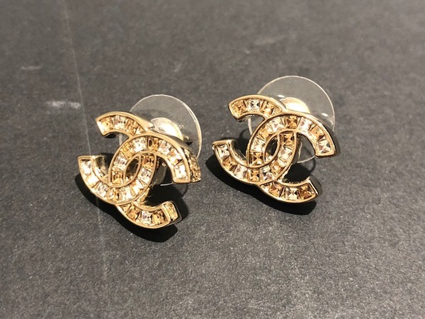 渋谷店では、シャネル（CHANEL）の18年製ピアスを買取ました。 買取
