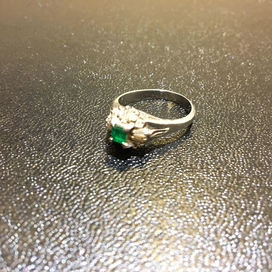 エメラルドのエメラルド0.32ct　メレダイヤ0.23ctの買取実績です。