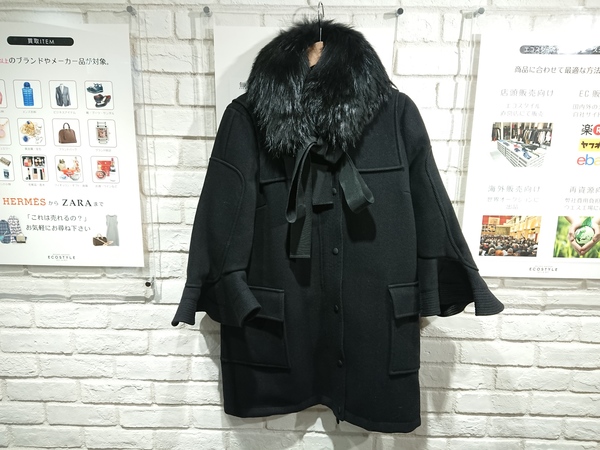 モンクレールの11年秋冬 黒 ファー付きフレアデザイン ダウンコート SUIKAの買取実績です。