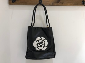 シャネルの黒　カメリア　トートバッグの買取実績です。