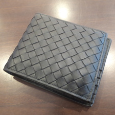 ボッテガヴェネタの黒イントレチャートレザー二つ折り財布を買取りました。東京都港区でブランド品買取ならへ状態は綺麗なお品物