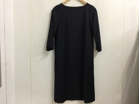 トゥモローランドのネイビー スモーキングストレッチバックVライン1タックワンピースの買取実績です。