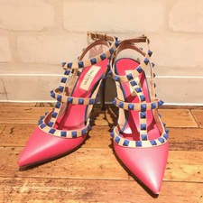 ヴァレンティノ（VALENTINO）のロックスタッズ サンダルをお買取させていただきました。銀座でブランド靴買取なら銀座本店にお任せください！状態はヒールの先のゴムに劣化が見受けられます。