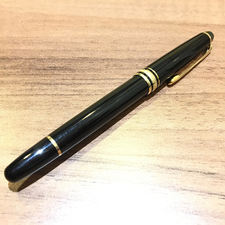 モンブランの万年筆を新宿南口店で買取いたしました。状態は使用感のあるお品物です。