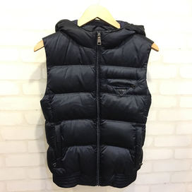 プラダのフーデッドダウンベストの買取実績です。