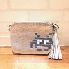 アニヤハインドマーチ（Anya Hindmarch）のスペースインベーダー タッセル付き ショルダーバッグをお買取させていただきました。使っていないバッグ買取はまで！状態は新品同様品です。