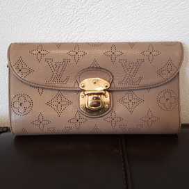 ルイヴィトンのマヒナ　アメリア　長財布の買取実績です。