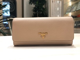 プラダのベージュ　サフィアーノ　1M13　長財布の買取実績です。