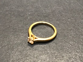 カルティエの750YG ソリテール　リング 2.3g ジュエリークリーナー付きの買取実績です。