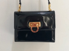 フェラガモの黒　パテント　ショルダーバッグの買取実績です。
