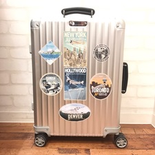 リモワ（RIMOWA）のクラシックフライト マルチホイール キャリーケースをお買取させていただきました。リモワ買取ならにお任せください！状態は傷が若干見受けられることと、ステッカーが貼ってあります。